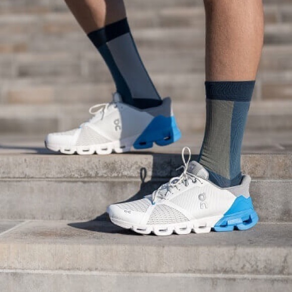 on cloudflyer white blue